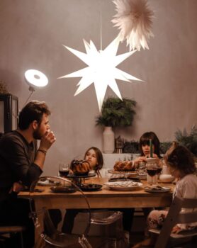 Obiteljska večera u toplom božićnom ambijentu uz kolače i toplo svjetlo More Less Ines